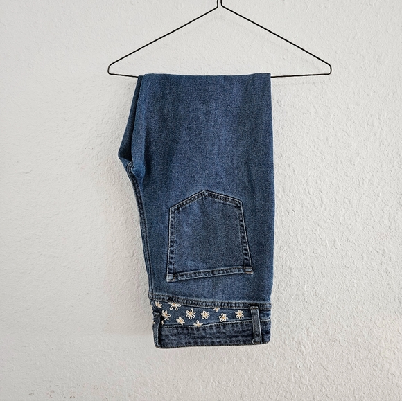 Embroidered Size 8 Straight leg Wild Fable Jeans. Like new! - Picture 6 of 9